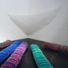 Pino Pascali, Cinque bachi da setola e un bozzolo, 1968, Scovoli di setola acrilica su supporto metallico, N. 5 bachi da setola ognuno: 462 x 35 x 20; 390 x 35 x 20 cm; 364 x 35 x 20 cm; 389 x 35 x 20 cm; 196 x 35 x 20 cm