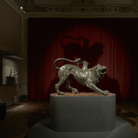 Riapre la sala della Chimera. Al Museo Archeologico Nazionale di Firenze un’esperienza immersiva tra teatralità e contemplazione