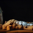 Igor Mitoraj, Torso del lago, Polistirolo garzato e resinato, h cm 800 x 200,8 (larghezza) x 200 (profondità)