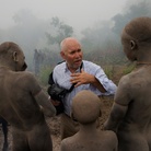 Steve McCurry che parla con un uomo della tribù Surma, Omo Valley, Ethiopia, 2012
