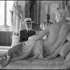 David Seymour, Bernard Berenson osserva la statua di Paolina Borghese di Antonio Canova alla Galleria Borghese di Roma. Roma, 1955 © David Seymour / Magnum Photos