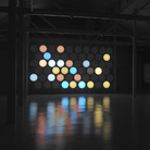 Carsten Höller, Phi Wall II, 2002, Tubi di vetro con neon bianco e marrone, vetro acrilico, filtri di colori, alluminio, legno, unità di controllo, cavi, Dimensioni variabili ø (ciascun disco luminoso ): 56 cm, 38 dischi luminosi minimo | Foto © Stefan Frank-Jensen, 2003 - Courtesy dell’artista