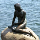 La statua della Sirenetta si Edvard Eriksen,1913, Bronzo, H 125 cm, Ingresso del porto di Copenaghen | Foto: TripNotice.com via Flickr | Tra i simboli più famosi nel mondo della città di Copenaghenla statua di Edvard Eriksen raffigura la protagonista di una della celeberrima fiaba omonima di Hans Christian Andersen
