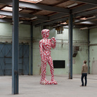 Kendell Geers, Relic 2, 2002, nastro per sagnaletica stradale, polistirolo, h 454 cm, Photo Oak Taylor-Smith, Courtesy GALLERIA CONTINUA, San Gimignano / Beijing / Le Moulin