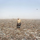Jim Goldberg (New Haven, USA, 1953), Mezzogiorno di fuoco, Discarica di Dhaka, Bangladesh, Dalla serie “Open See”, 2007, Carta stampata dipinta a mano, murale, 276.9 x 226.1 cm | © Jim Goldberg Courtesy of the artist, Pace/MacGill Gallery (NY), and Casemore Kirkeby (SF)