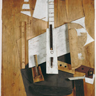 Pablo Picasso, Guitare et bouteille de Bass, Primavera-autunno 1913 Elementi di abete parzialmente dipinti, papier collé, tratti a carboncino, chiodi su tavola, cm 89,5 x 80 x 14 