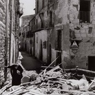Robert Capa,  Anziana donna tra le rovine di Agrigento, 17-18 luglio 1943  | Photograph by Robert Capa © International Center of Photography / Magnum - Collection of the Hungarian National Museum