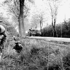 Soldati britannici avanzavano in territorio francese nei giorni seguenti lo sbarco in Normandia. Normandia, Francia, giugno 1944