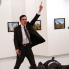 World Press Photo of the Year, © Burhan Ozbilici, The Associated Press, An Assassination in Turkey, Mevlüt Mert Altıntaş grida dopo aver sparato all'ambaciatore russo Andrey Karlov, in una galleria d'arte ad Ankara