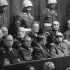 Gli accusati il 29 novembre 1945 prima della proiezione delle immagini dei campi di concentramento nazisti. Fotogrammi estratti dal film Nuremberg, les nazis face à leurs crimes realizzato da Christian Delage (2006) | © Christian Delage, Compagnie des phares et balises, 2006