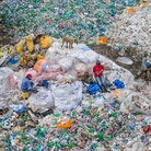 Edward Burtynsky, Dandora Landfill #3, Plastics Recycling, Nairobi, Kenya, 2016 | Foto © Edward Burtynsky | Courtesy of © Admira Photography, Milan / Nicholas Metivier Gallery, Toronto
