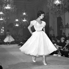 Gennaio 1955, Abiti da cocktail in passerella alla Sala Bianca, Palazzo Pitti | © Archivio Foto Locchi