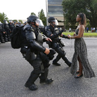 Contemporary Issues - First Prize, Singles © Jonathan Bachman, Reuters, Taking A Stand In Baton Rouge, Iesha Evans sostiene la propria causa ad una manifestazione contro la violenza della polizia nei confronti degli uomini neri, fuori dal Baton Rouge Police Department in Louisiana, USA