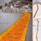 Christo e Jeanne-Claude, The Floating Piers (Progetto per il Lago d'Iseo, Italy), Collage 2014, 43.2 x 55.9 cm, Matita, pastello a cera, smalto, fotografia di Wolfgang Volz, mappe tecniche, tessuto e nastro | Foto di André Grossmann © Christo 2014