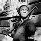 Un membro del Comitato di Liberazione di Parigi (C.P.L.) durante i combattimenti per la liberazione della città. Parigi, Francia, 19 - 25 agosto 1944
