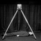 Messinscena dimostrativa del sistema di fotografia metrica di Bertillon, con un corpo a simulare il cadavere e l’apparecchiatura in posizione. Materiale didattico per corsi e conferenze. Rodolphe A. Reiss, 1925. Collezione dell’Institut de police scientifique dell’Università di Losanna | © R. A. REISS, coll. IPSC