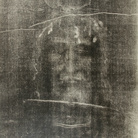 Sacra Sindone, Torino: viso, tracce di sangue e siero lasciate sulla fronte dalle corone di spine. Negativo. Tiraggio realizzato tramite l’ingrandimento del cliché di Giuseppe Enrie (1931-1933). Fondo Paul Vignon | © Institut Catholique de Paris, Bibliothèque de Fels.