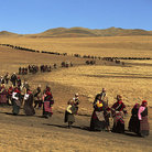 Durante la celebrazione del Lhabab Duchen, i pellegrini camminano intorno a una collina sulla quale si erge uno stupa .Tibet, Cina 1991 . © Kazuyoshi Nomachi