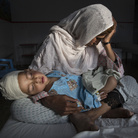 Daily Life - First Prize, Singles © Paula Bronstein, Pulitzer Center on Crisis Reporting / Getty Images Reportage, The Silent Victims Of A Forgotten War, Najiba abbraccia suo nipote Shabir ferito i un bombardamento che ha ucciso sus sorella, a Kabul, Afghanistan, a marzo. La bomba è esplosa i una zona relativamente tranquilla di Kabul mentre la madre di Shabir stava accompagnando i suoi figli a scuola