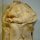 Kourotrophos di Megara Hyblaea, 550 a.C. Pietra calcarea, h cm 78. Provenienza: Megara Hyblaea (Siracusa), necropoli nord-ovest, scavi 1952. Siracusa, Museo Archeologico Regionale Paolo Orsi