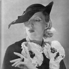 Studio Ad.-Art, Tamara de Lempicka con cappello rose Descat e abito Marcel Rochas, 1935. © Studio Ad.-Art