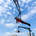 Carsten Höller, Two Flying Machines, 2015, Acciaio, motori elettrici, cavi, imbragature da parapendio, manopole di motocicletta, legno, unità di controllo, base 800 x 800 cm ca., altezza complessiva 500 cm; raggio d’azione 310 cm; altezza del volo 300 cm ca. | Courtesy dell’artista e Gagosian Gallery - Foto ©  Elzbieta Bialkowska, 2015