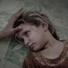 People - First Prize, Singles © Magnus Wennman, Aftonbladet, What IS Left Behind, Maha viene confortata da sua madre, nel campo profughi di Debaga nel Nord-Est dell' Iraq, a settembre. Una settimana prima, Maha e la sua famiglia erano fuggiti dalla città di Hawija
