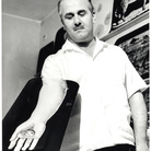 Ritratto di Piero Fornasetti con vassoio 
