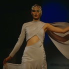 Jodi Cobb, Russia, Su una passerella moscovita, una modella sfila mostrando ogni dettaglio del suo elegante abito, Russia, 