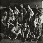 Hermann Landshoff (1905 - 1986), Peggy Guggenheim e un gruppo di artisti in esilio, New York, 1942, Stampa digitale su carta politenata | Münchner Stadtmuseum, Sammlung Fotografie, Archiv Landshoff, Munich