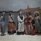 Clifton R. Adams, Stati Uniti 1929, Donne in tenuta da spiaggia in posa sulla sabbia bianca della Florida, 