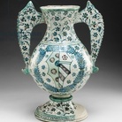 Manifattura di Montelupo, Vaso con stemma Medici-Orsini, 1469-1488 ca., Maiolica dipinta in blu, verde, verde chiaro, manganese, giallo