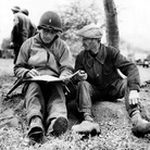 Un civile francese fornisce informazioni sui movimenti del nemico a un tenente americano. Normandia, Francia, giugno 1944