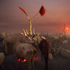 Un accampamento di allevatori nella notte mentre sorge la luna piena. Jonglei, Sudan del Sud 2012. © Kazuyoshi Nomachi
