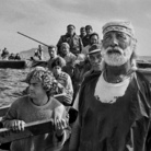 Sebastião Salgado, Gli equipaggi, condotti dal rais, si radunano all’alba per dare inizio alla mattanza. Trapani, 1991 © Sebastião Salgado / Amazonas Images