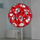 Carsten Höller, Red Double Sphere, 2009, Vetro acrilico rosso, Red acrylic glass, elementi di fissaggio in ottone nichelato, cusicnetti in acciaio, 90 lampadine con presa, DMX controller, cavi, fune di metallo, Diametro esterno: 220 cm | Foto © Joshua White, 2009 - Courtesy dell’artista