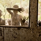 Steve McCurry, Bambini della tribù Kara che guardano attraverso le finestre, Omo Valley, Ethiopia, 2013