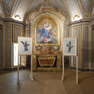 William Kentridge, A sinistra Archangel Michael, 2015, Carboncino e matita rossa su pagine di registro trovate, Collezione privata / A destra The Pope-Ass, 2015, Carboncino e matita rossa su pagine di registro trovate, Collezione privata, Torino | La sala della Cappella della mostra Pensieri fuggitivi a cura di Saverio Verini, Palazzo Collicola, Spoleto, 2025 | Courtesy © William Kentridge e Lia Rumma Gallery Milano/Napoli | Foto: Giuliano Vaccai