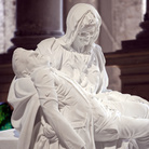 Jan Fabre, Merciful Dream (Pietà V), 2011, marmo di carrara, 190 x 195 x 110 cm, foto Pat Verbruggen, Collezione privata, Copyright Angelos bvba
