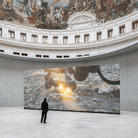 Chiaroscuro contemporaneo. Alla Bourse de Commerce la tecnica si fa atmosfera