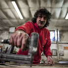 Enzo non è capace di fare qualcosa che non lo appassioni. E la cosa che ha sempre voluto fare è esattamente quella che fa e che ha sempre fatto, il falegname. Photo: Danilo Garcia Di Meo