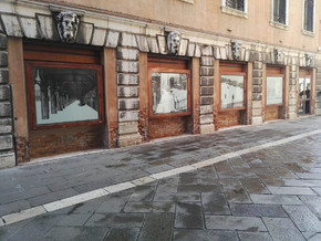 mostra Vetrine accese. Gli artisti degli atelier in Piazza San Marco