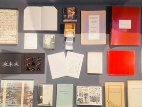 mostra Qui non c’è niente da leggere - Aldo Spinelli, Alison Knowles, Allan Kaprow, Angela Mambelli, Angelo Pretolani, Anna Oberto, Anton Burgess, Antonio Calderara, Antonio Flamminio, Art and Language, Augusto Concato, Aurelio Caminati, Ben Patterson, Ben Vautier, Berty Skuber, Carla Iacono, Chiara Veronica Natta, Claudio Costa