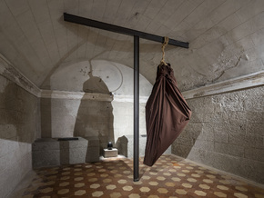 Kounellis | Warhol. La messa in scena della tragedia umana: la classicità di Jannis Kounellis e il pop di Andy Warhol