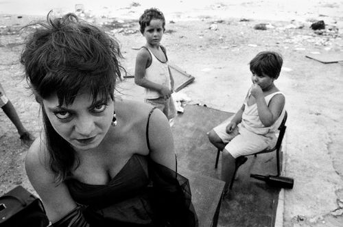 Letizia Battaglia, Serena recita all’aperto per i bambini del quartiere Capo. Palermo, 1990 