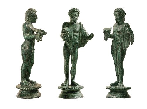Statuetta in bronzo raffigurante il Dionysos etrusco (Fufluns), nudo e con in mano il kantharos, il tipico bicchiere da vino che lo contraddistingue come divinit&agrave;