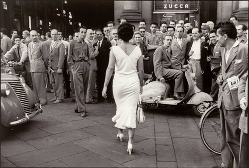 Mario De Biasi, <em>Gli italiani si voltano, Moira Orfei</em>, 1954 &copy; eredi di Mario De Biasi