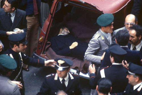 Gianni Giansanti, Roma, 9 Maggio 1978 Dopo 55 giorni di prigionia il cadavere di Aldo Moro fu ritrovato nel baule di una Renault rossa