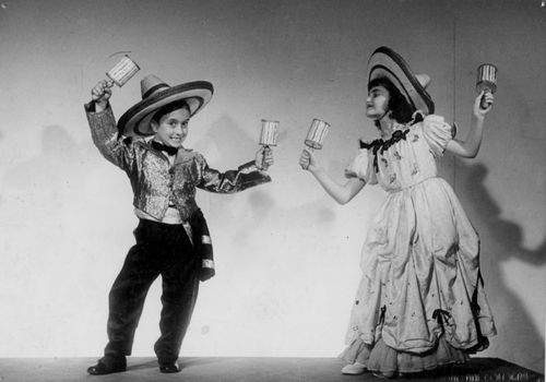 Lucio Dalla da bambino si esibisce in uno spettacolo teatrale. Archivio Antonio Bagnoli