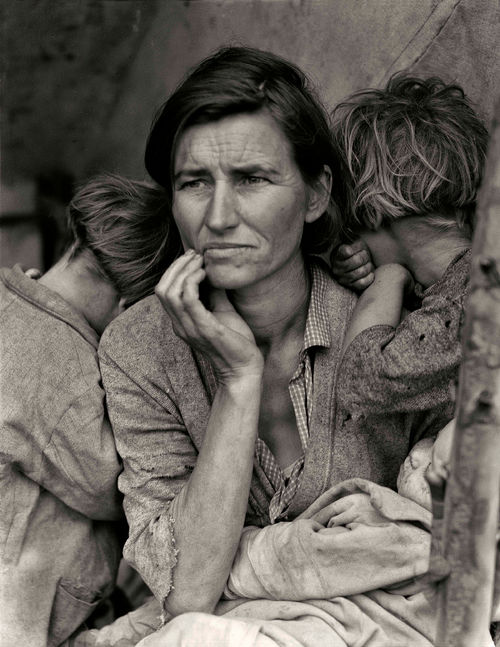 Dorothea Lange, <em>Madre migrante. Raccoglitori poveri di piselli in California. Madre di sette figli. Et&agrave;: trentadue</em>, Nipomo, California, 1936, The New York Public Library | Library of Congress Prints and Photographs Division Washington
